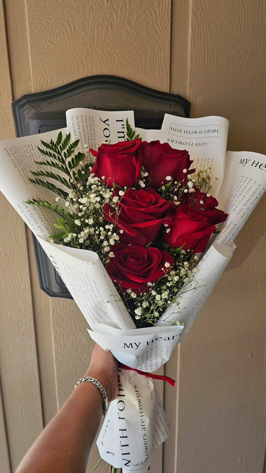Buquê de rosas embrulhado à mão
