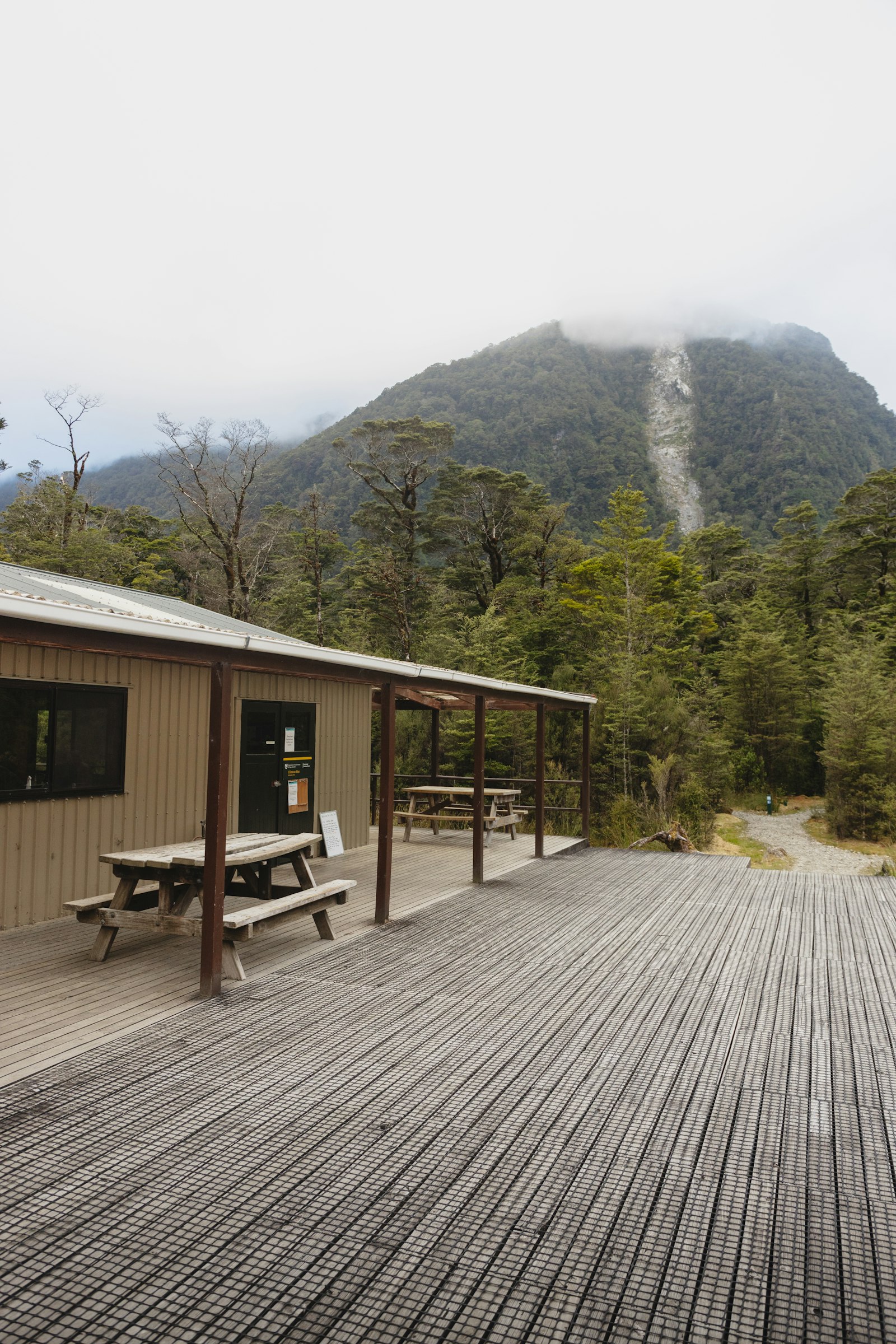 Paisagem de montanha e arquitetura acolhedora, fotografia ilustrativa